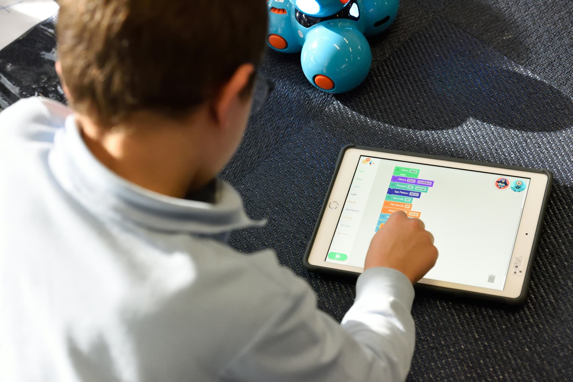 Dziecko programujące w Scratch na tablecie